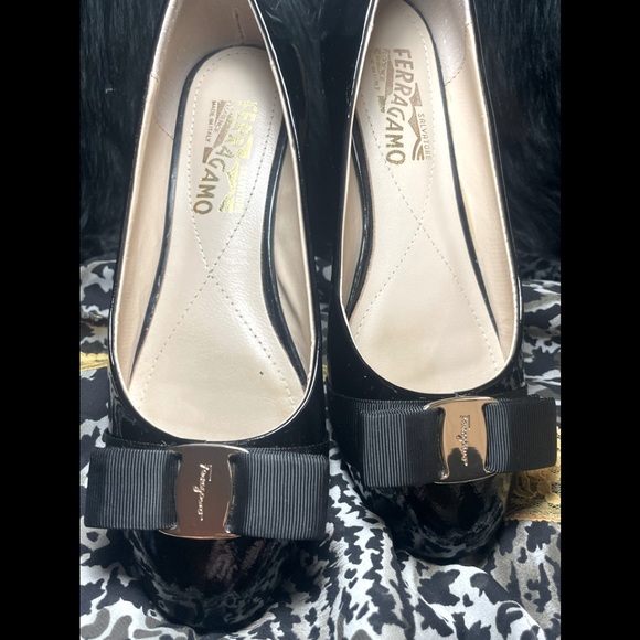 Salvatore Ferragamo Shoes - SALVATORE FERRAGAMO
Salvatore Ferragamo Varina pleather flats